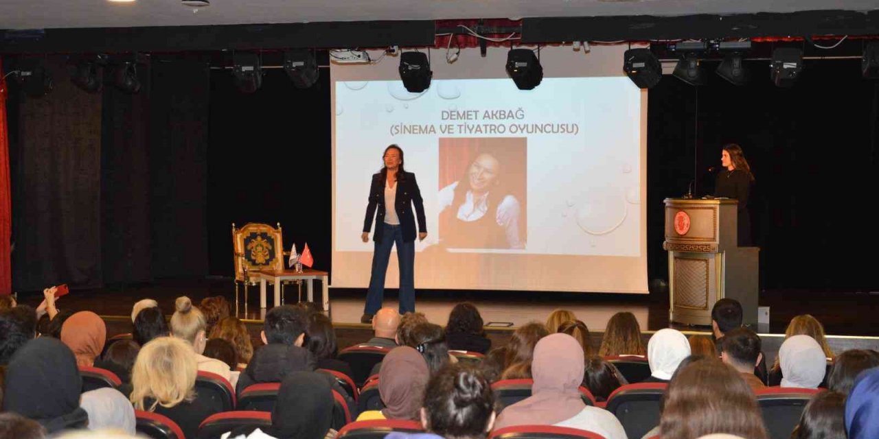 Demet Akbağ üniversite öğrencileri ile buluştu