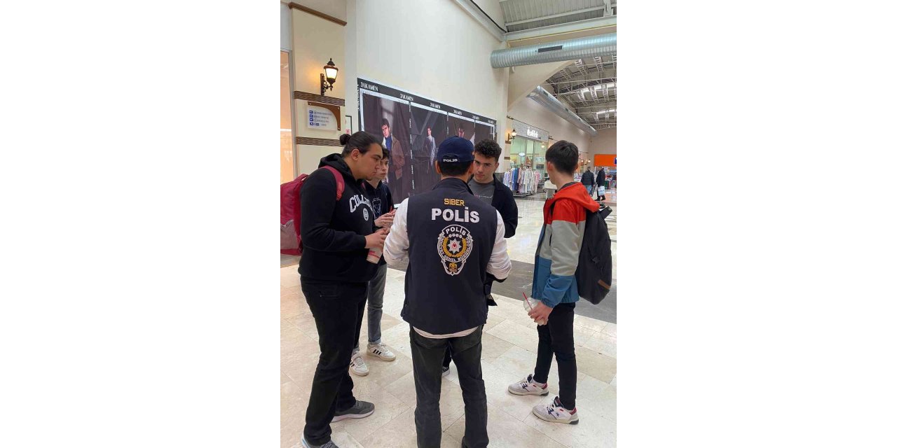 Bilecik’te vatandaşlara siber suçlarla mücadele broşürü dağıtıldı