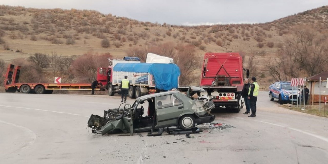 Virajı alamayarak 2 araca çarpan otomobilin sürücüsü yaralandı