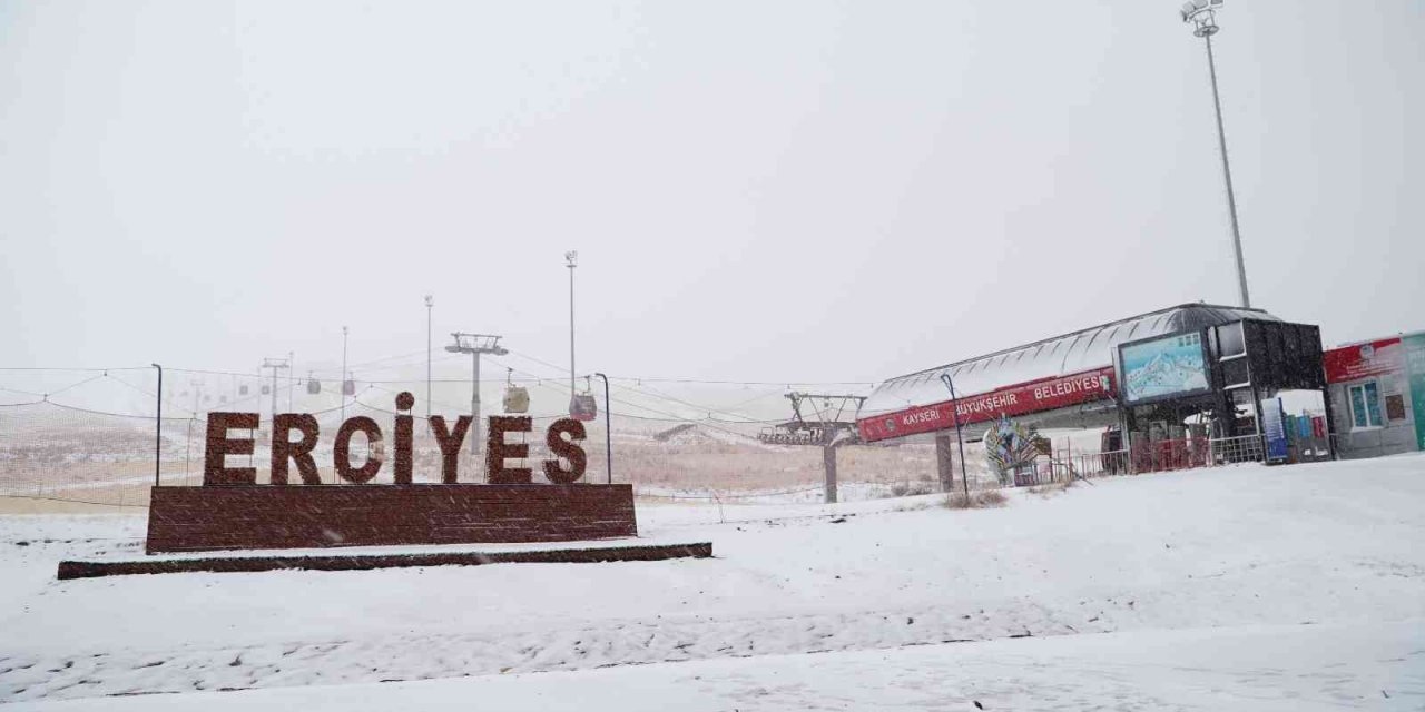 Erciyes’e lapa lapa kar yağdı