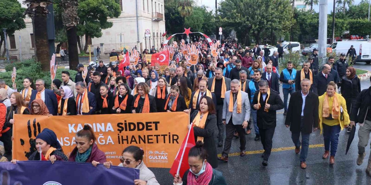 Kadına yönelik şiddete karşı yürüdüler