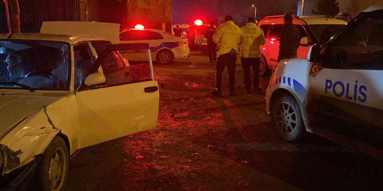 İnşaattan demir çalan hırsızlar aracı bırakıp kaçtı