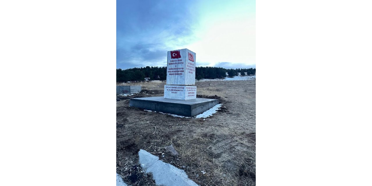 Muğla’da hazırlanan 35 tonluk mermer kaide Sarıkamış Şehitleri’nin yürüyüşe başladığı alana dikildi