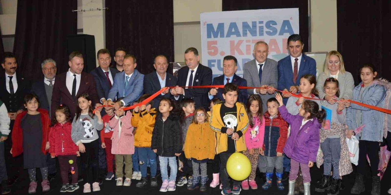 Manisa Kitap Fuarı kapılarını ziyaretçilerine açtı