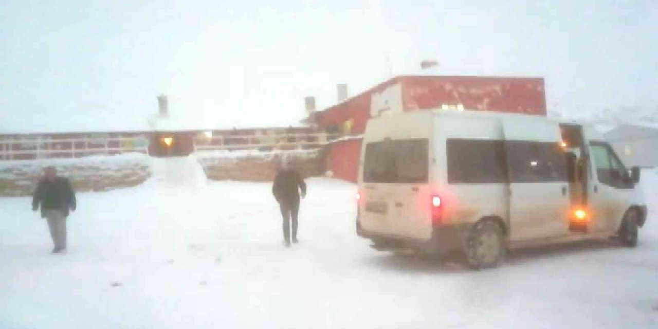 Aladağlar’a kar yağdı