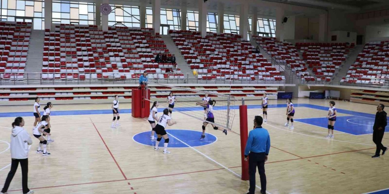 ‘Yıldız Kız’ voleybol müsabakaları devam ediyor