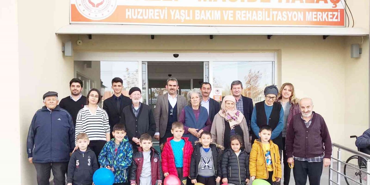 Çocuklar huzurevi sakinleri ile gönüllerince eğlendi