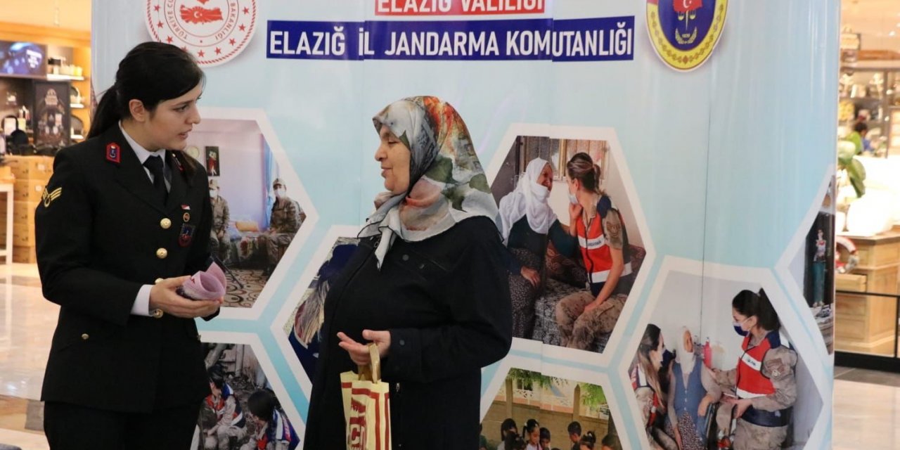 25 Kasım Kadına Yönelik Şiddetle Mücadele Gününde jandarma vatandaşları bilgilendirdi