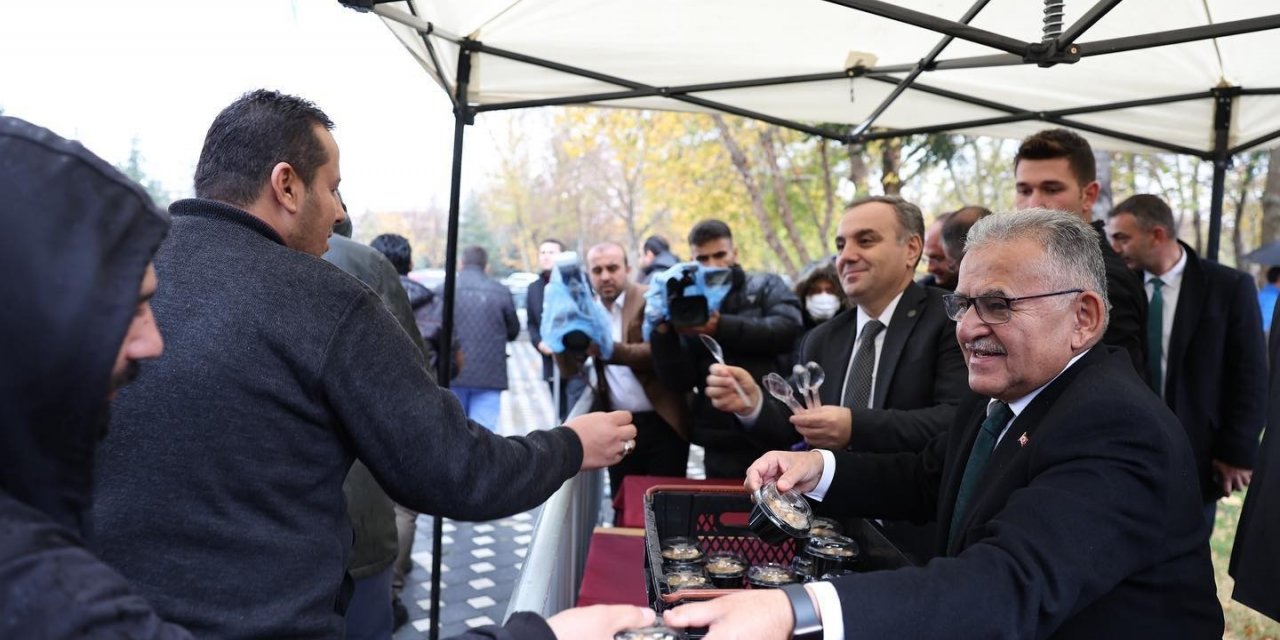 Başkan Büyükkılıç’tan ERÜ’de aşure ikramı