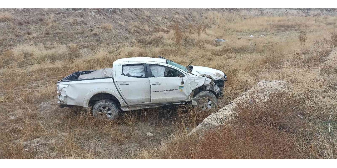 Kamyonet şarampole uçtu: 1’ağır 3 yaralı