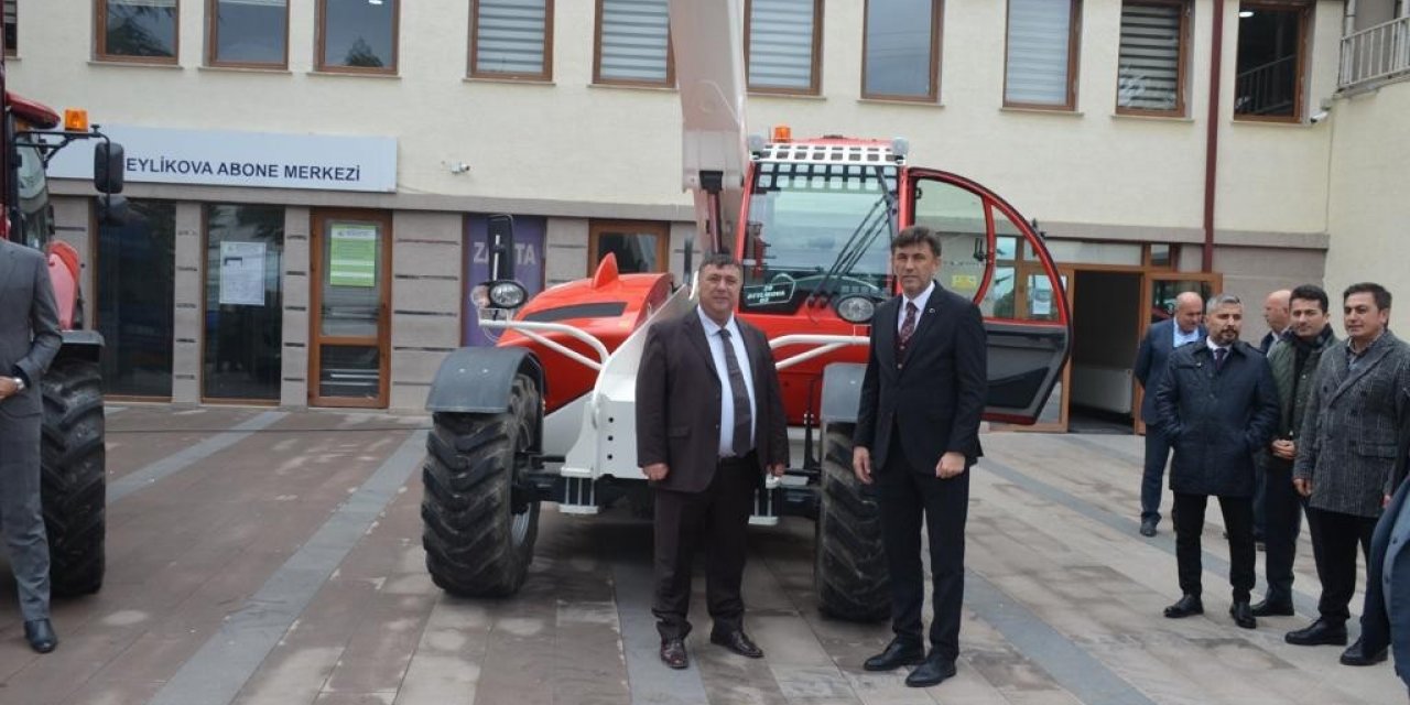 Beylikovay’a iki adet iş makinesi hibe edildi