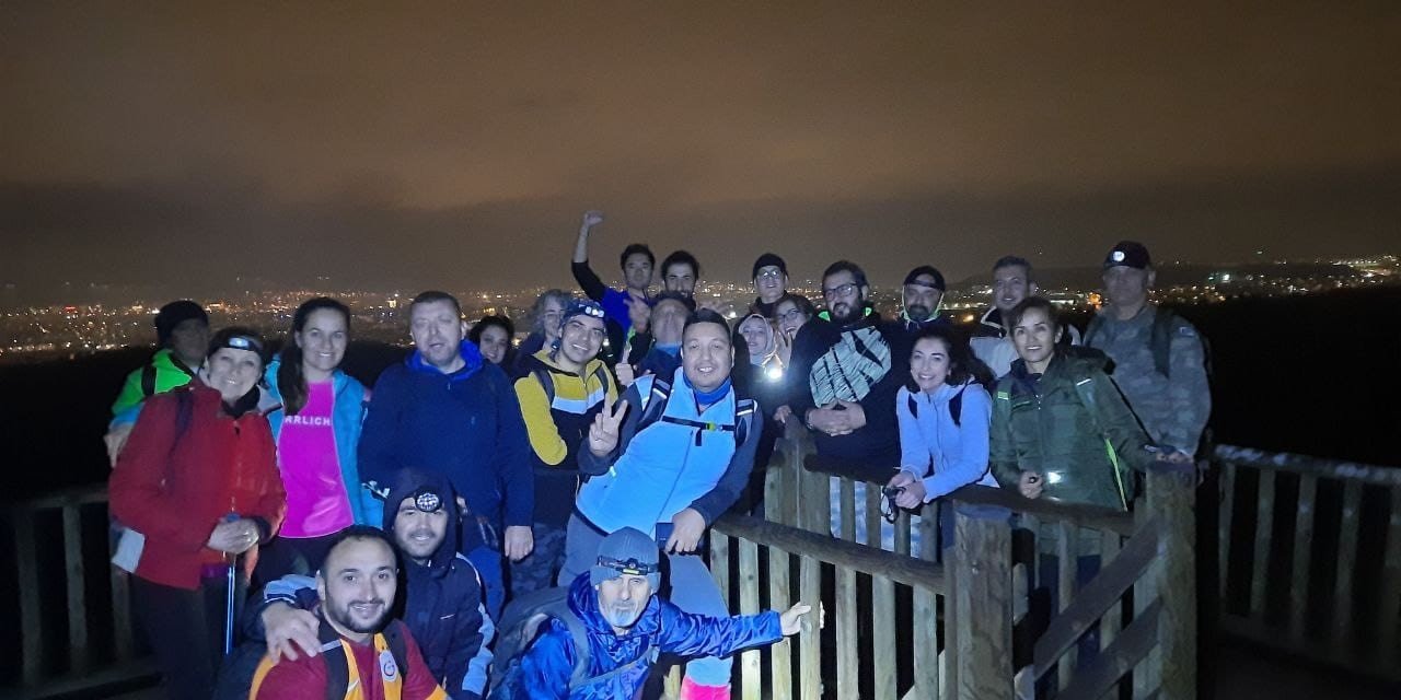 Doğa tutkunları yağmurlu havada 8 kilometre yürüdü