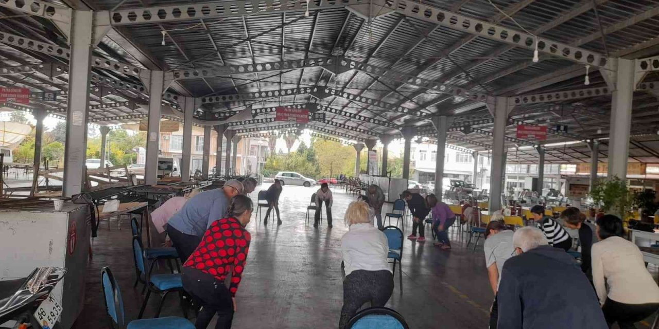 Köyceğiz’de yaşlılar yoga öğreniyor