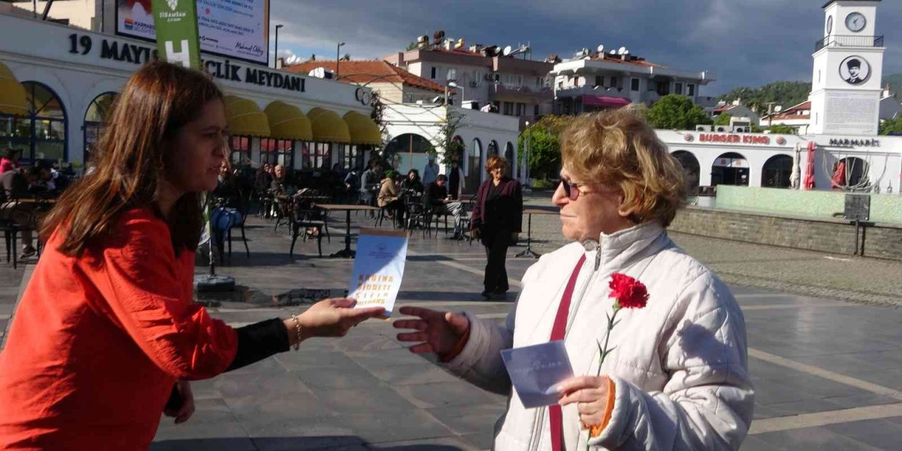 Marmaris’te "Kadına El Kalkamaz" dediler, karanfil dağıttılar