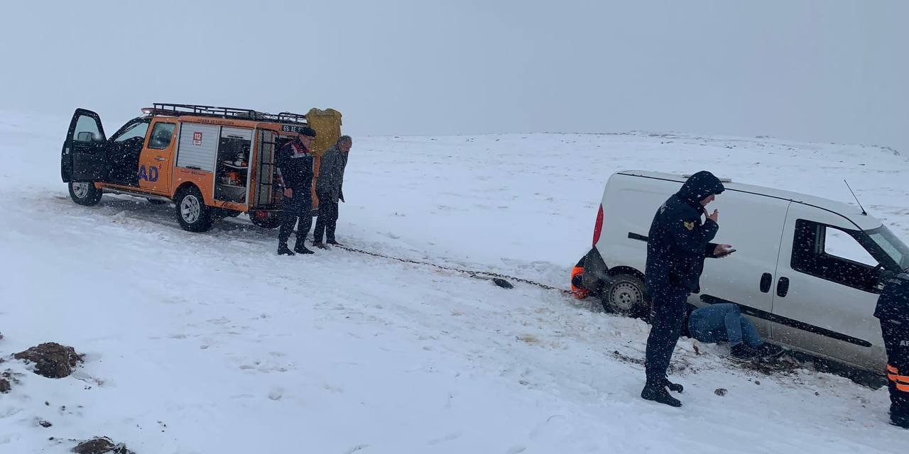 Kuşmer Yaylası’nda kardan mahsur kalan vatandaşın yardımına AFAD ve jandarma yetişti