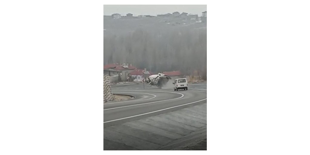 Freni boşalan beton mikserinin devrilme anı cep telefonu kamerasında