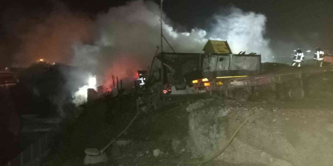 Beylikdüzü’nde tır parkında yangın: 4 tır kullanılamaz hale geldi