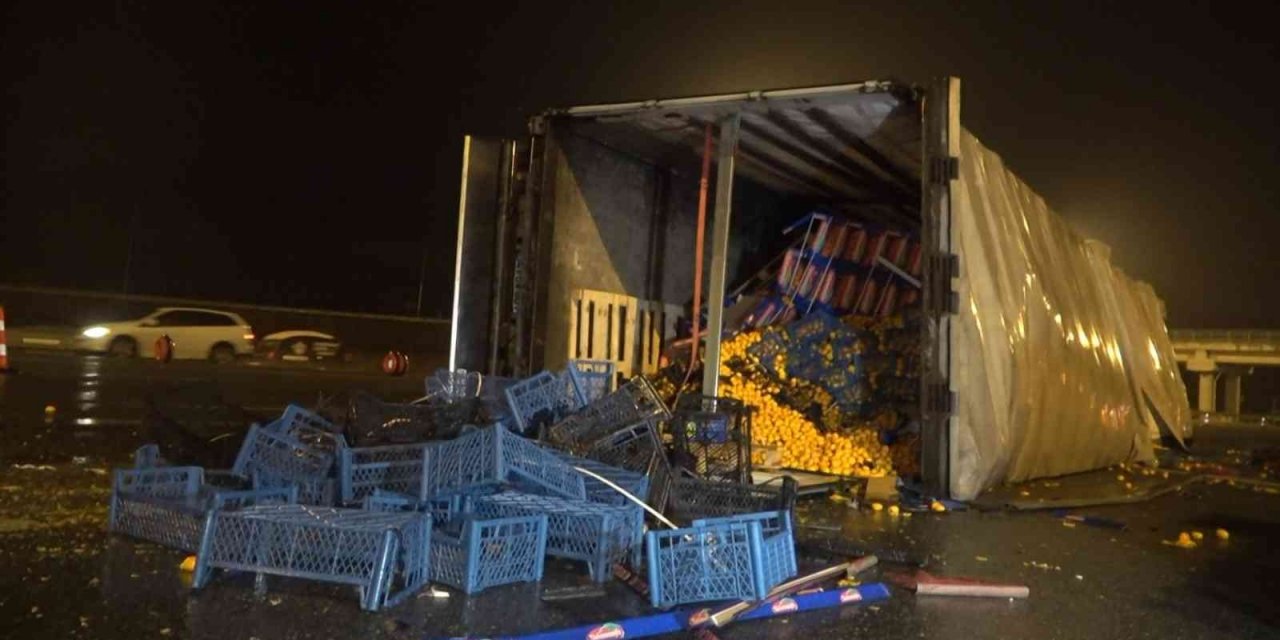 Bursa’da meyve yüklü tır devrildi : 1 yaralı