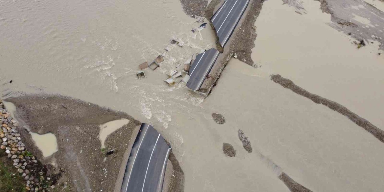 Kozcağız’da geçici servis yolu yıkıldı