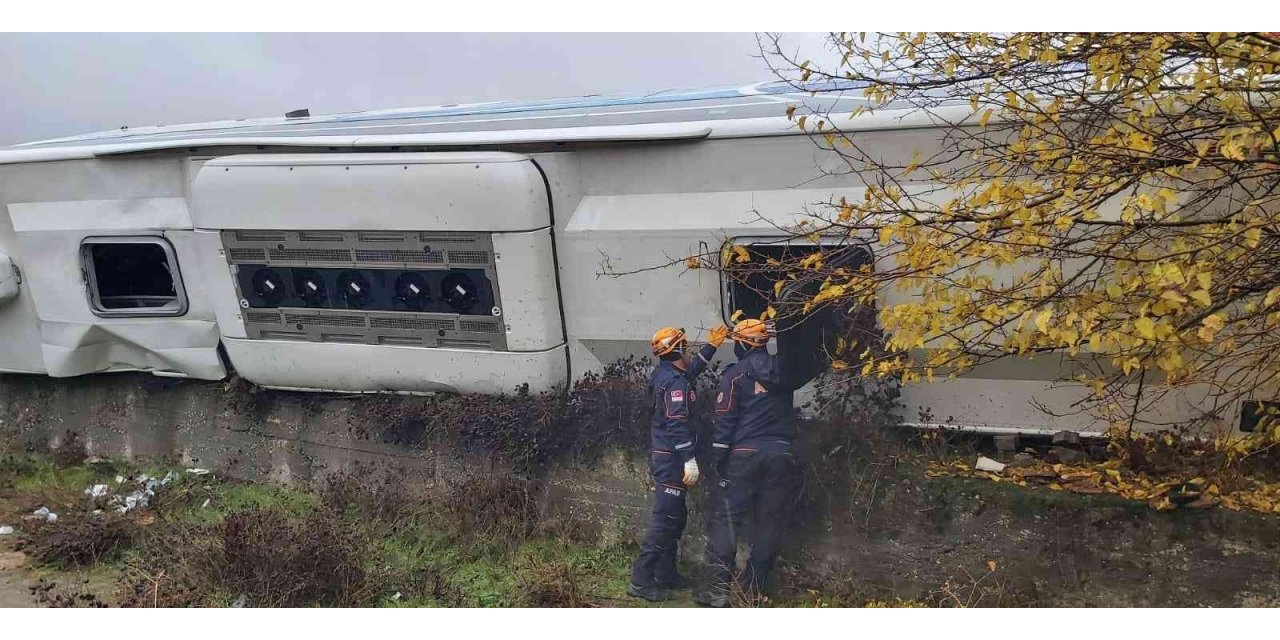 Diyarbakır’da yolcu otobüsü devrildi: 3’ü ağır 33 yaralı