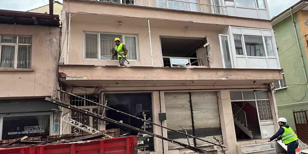 Deprem bölgesinde ağır hasarlı ilk evin yıkımına başlandı