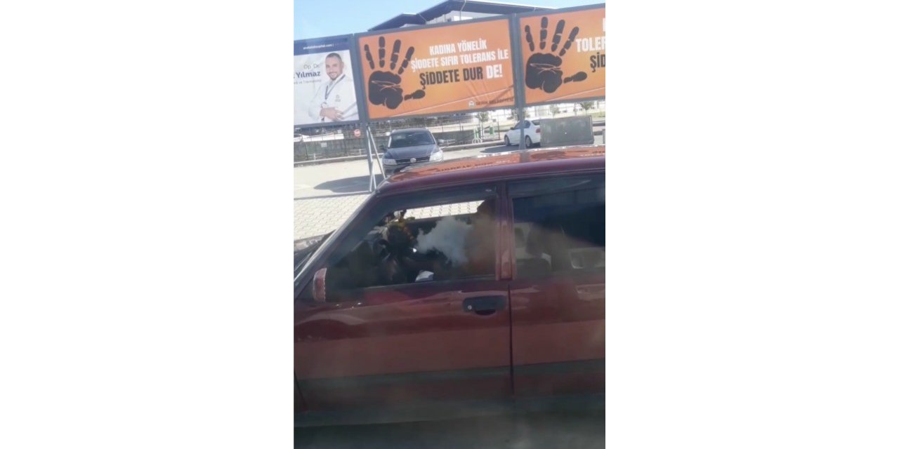 Sürücünün otomobilde nargile keyfi