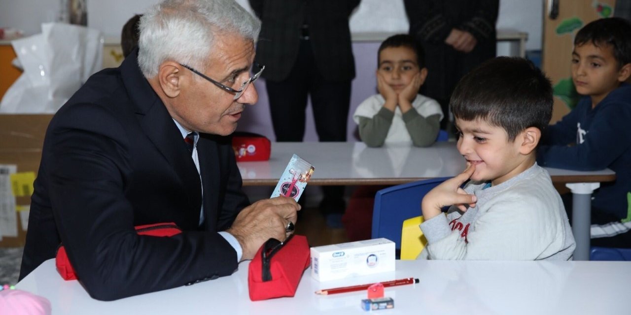 Başkan Güder’den öğrencilere anlamlı hediye