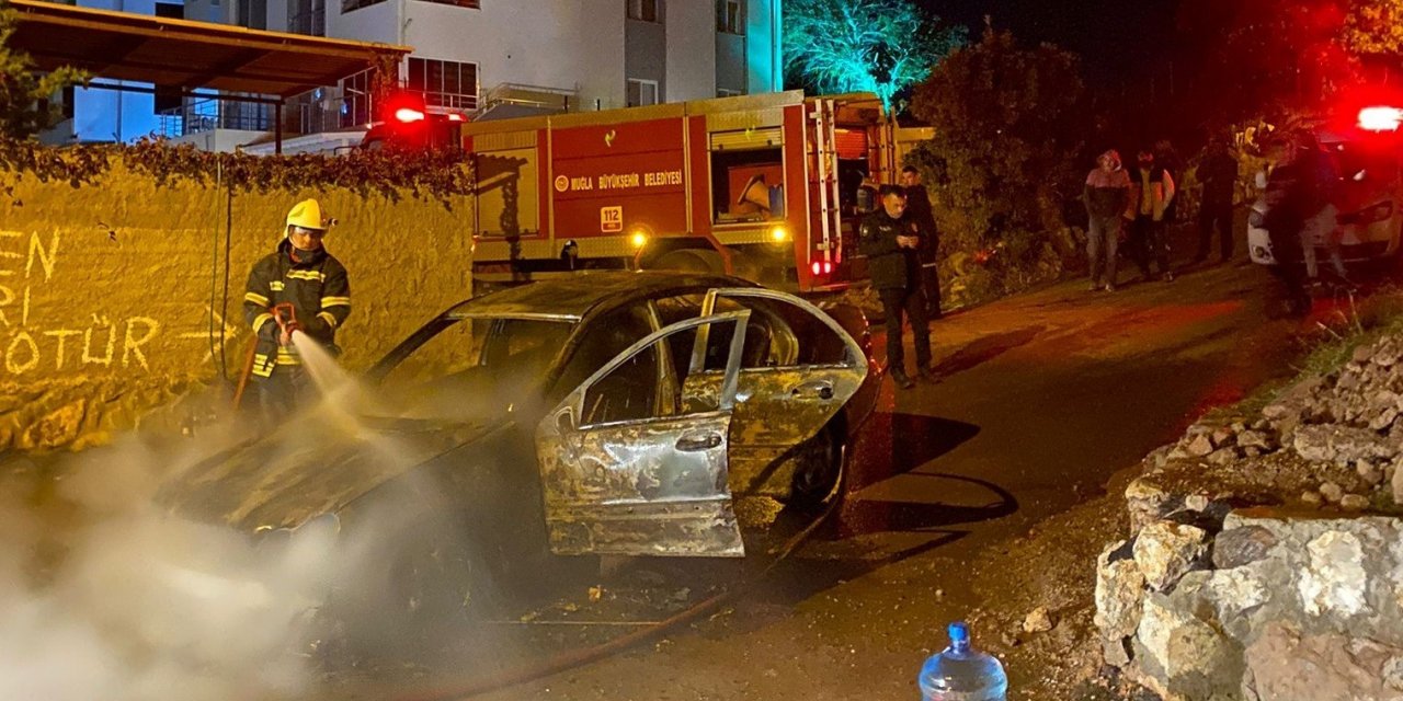 Otomobil, alev alev yandı