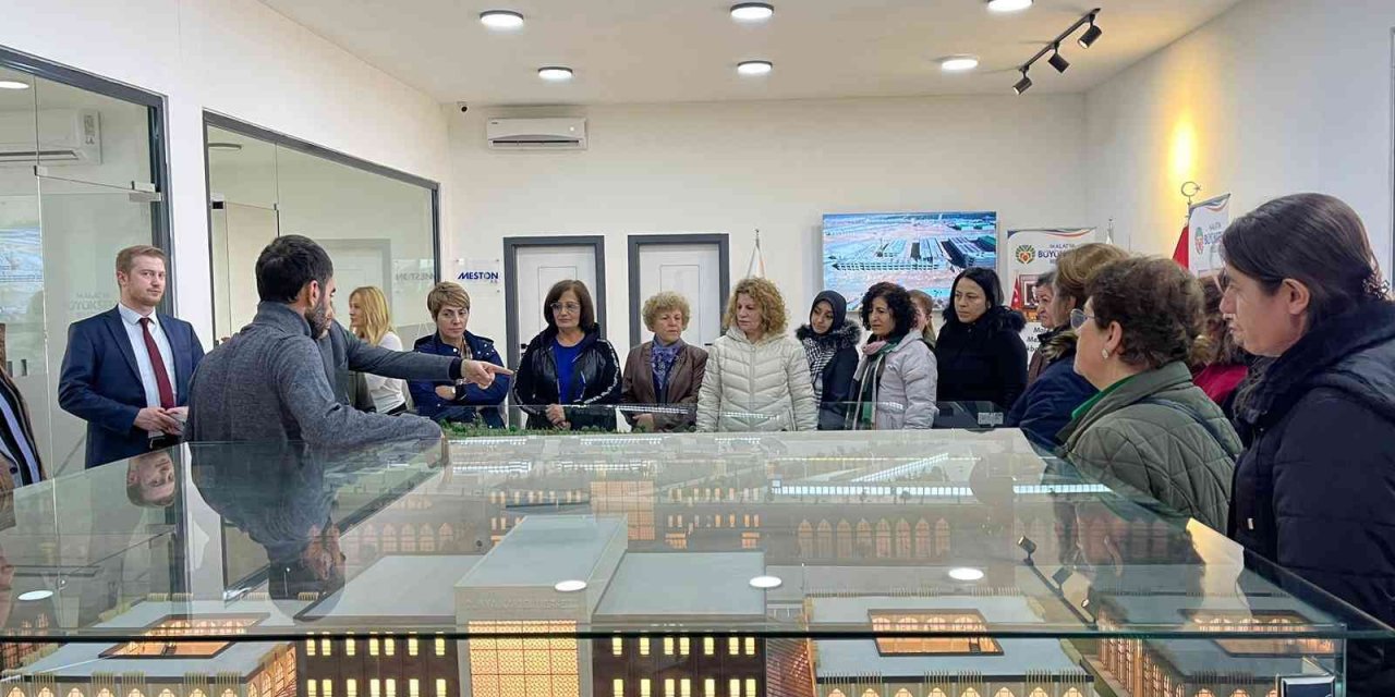 Muhtar ve mahalleliye "hizmet" gezisi