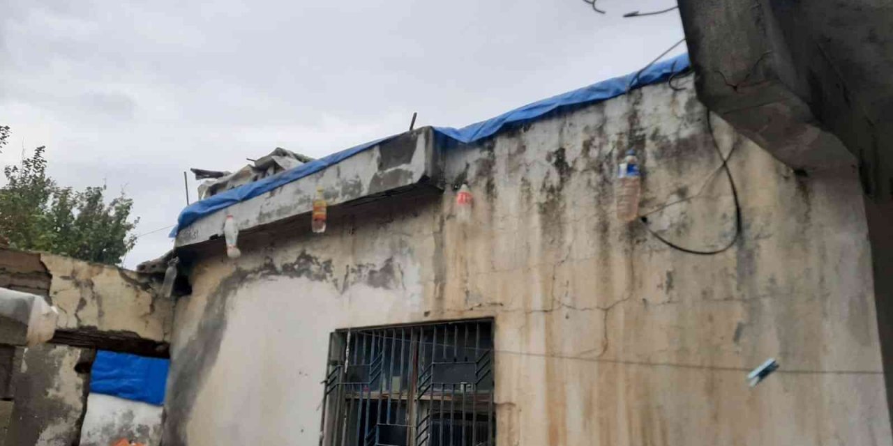 Evin iç sıvası yağışa dayanamadı