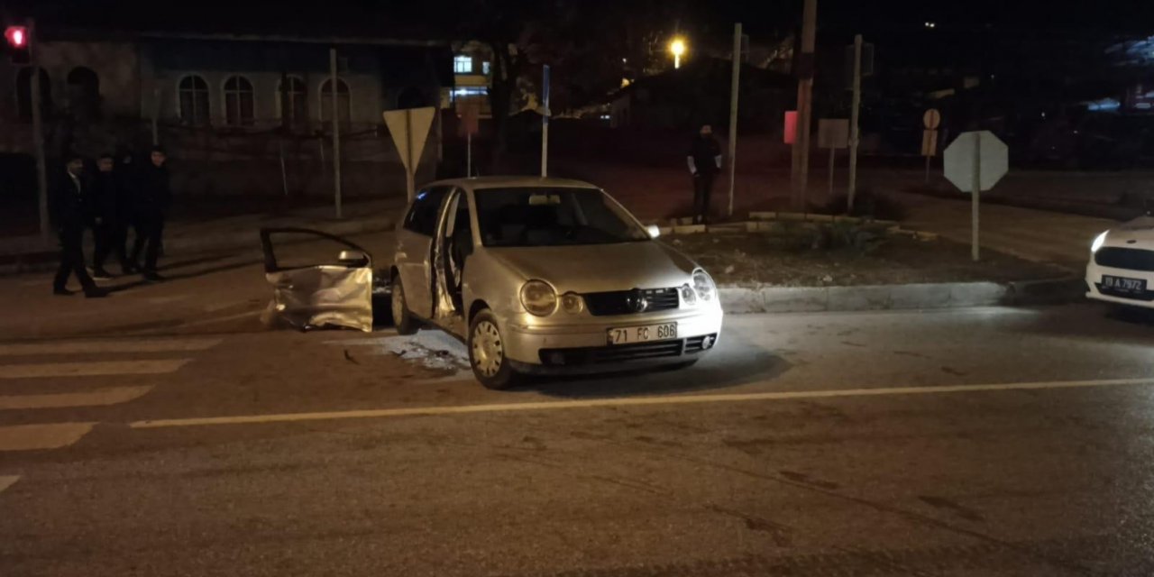 Kavşakta iki otomobil çarpıştı: 2 yaralı