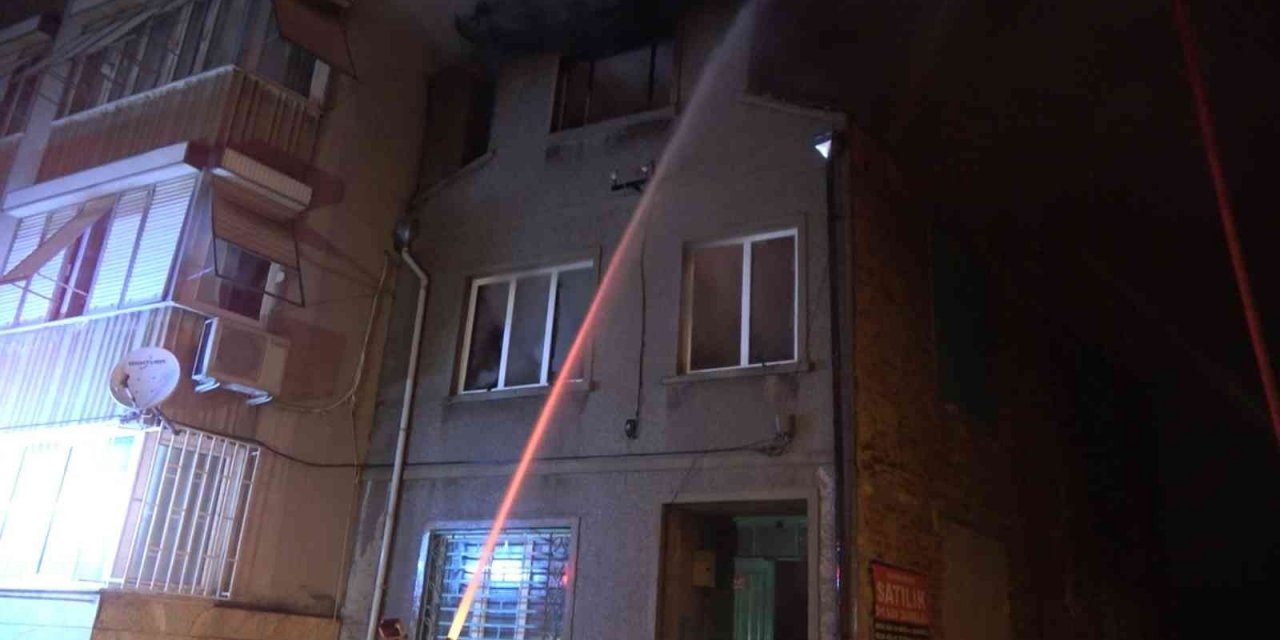 Bursa’da 3 katlı müstakil ev alev alev yandı