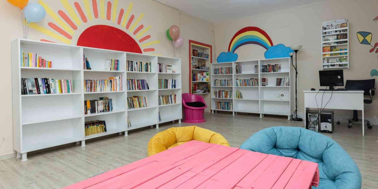 Üniversiteli gençlerden çocuklara ‘Hayaller Kütüphanesi’