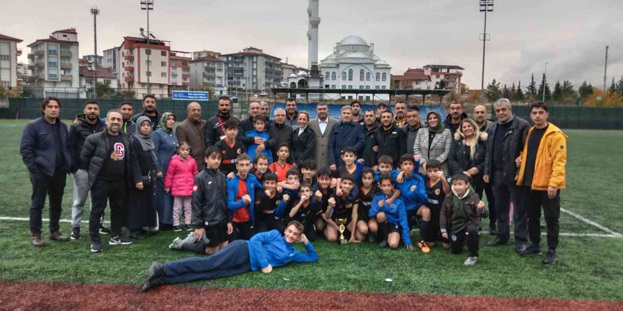 İl şampiyonluğuna baklavalı kutlama