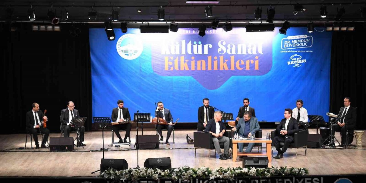Başkan Büyükkılıç, konser ve şiir dinletisinde şarkı söyledi