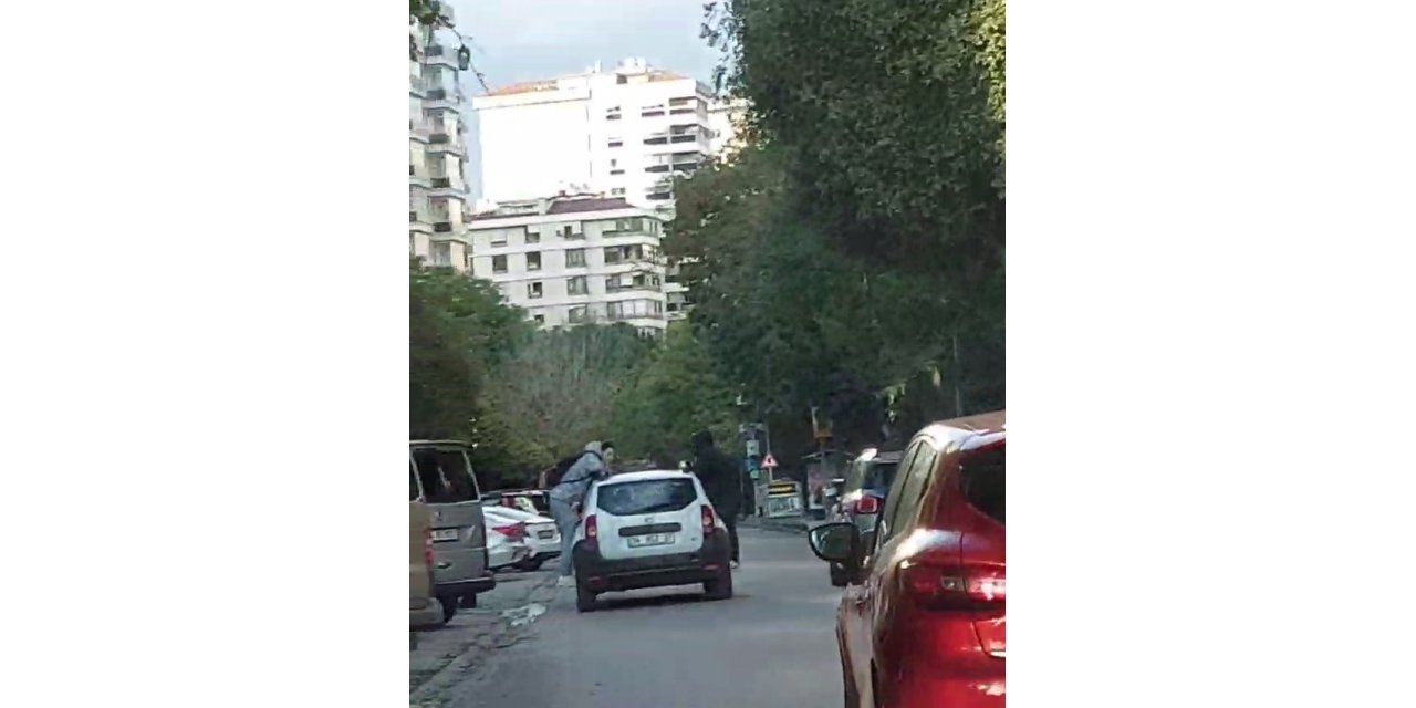 Kadıköy’de otomobilin çatısına asılan gençlerin tehlikeli yolculuğu