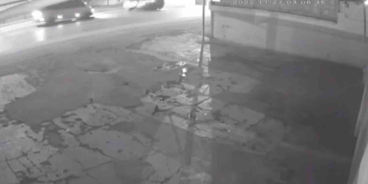 Otomobil, yolun karşısındaki servis aracına çarparak durabildi