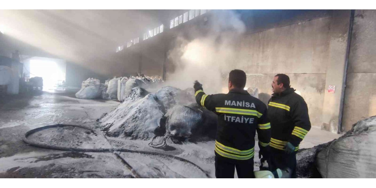 Alaşehir’de plastik kasa fabrikasında yangın