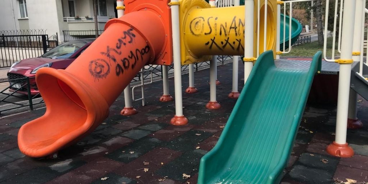 Çocuk parkında yapılan çizim ve yazılar çirkin görüntüler oluşturdu