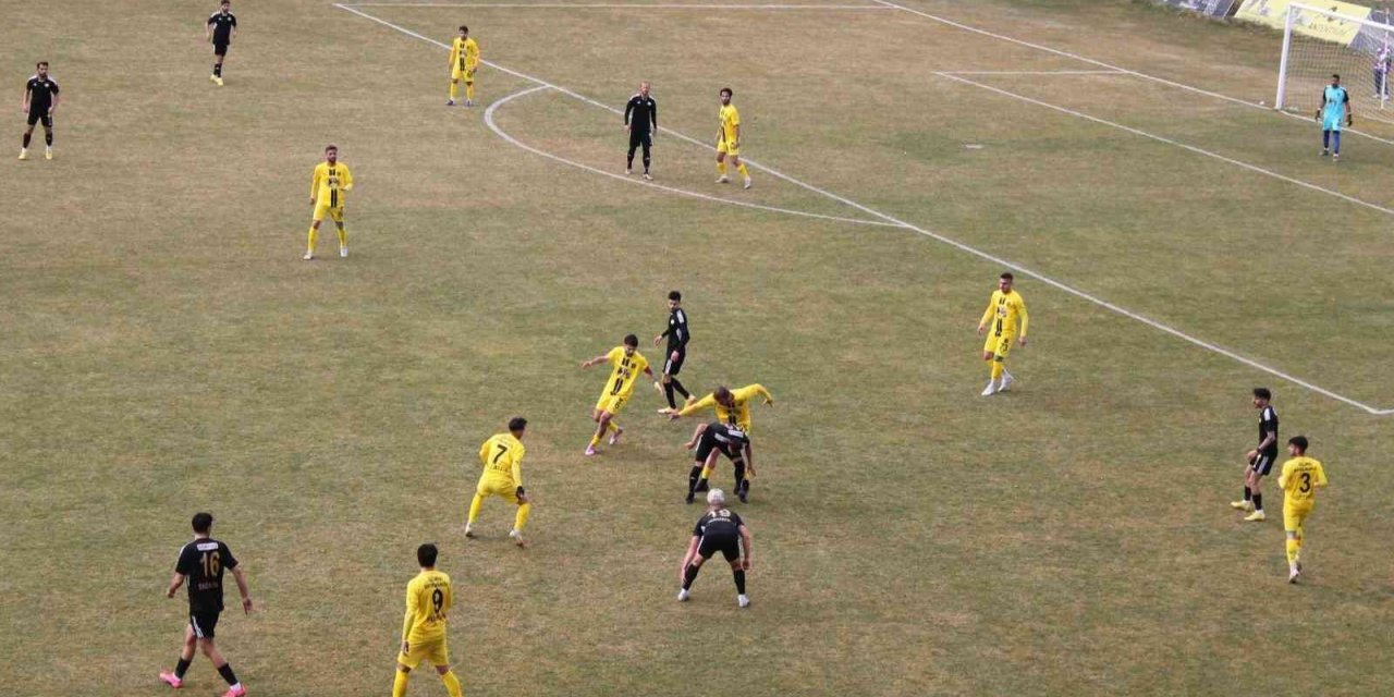 Bayburt Özel İdarespor kendi evinde 7- 0 yenildi
