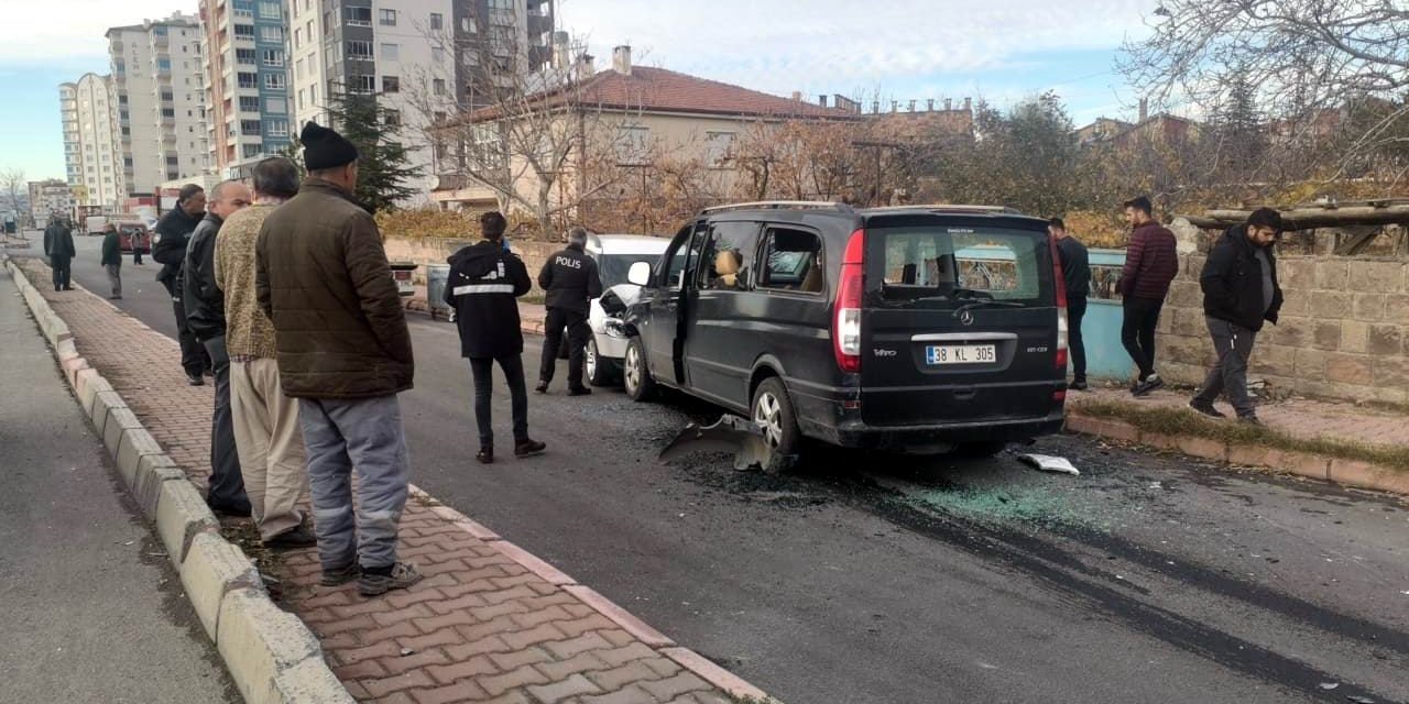 Husumetlisinin aracına çarparak durdurdu, sonra bıçakladı