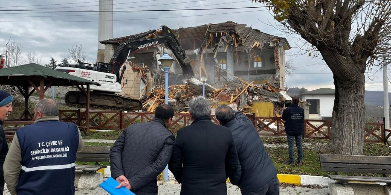 Cumayeri’nde acil yıkım kararı alınan yerler yıkılıyor