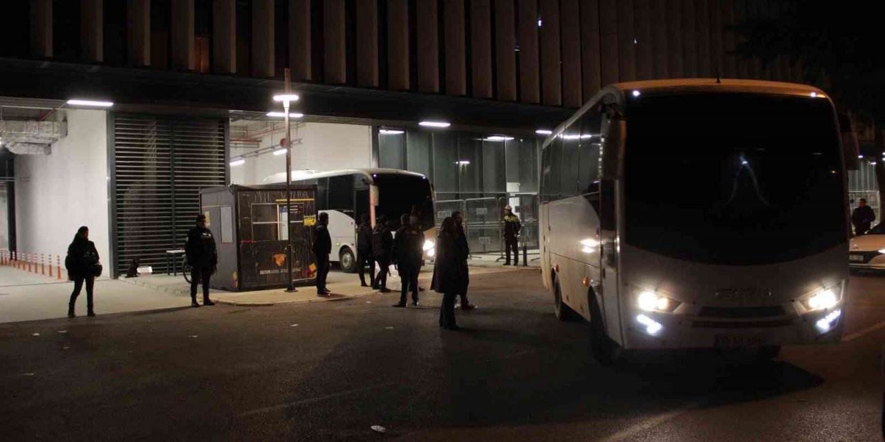 Altay kafilesi, stattan polis otobüsüyle ayrıldı