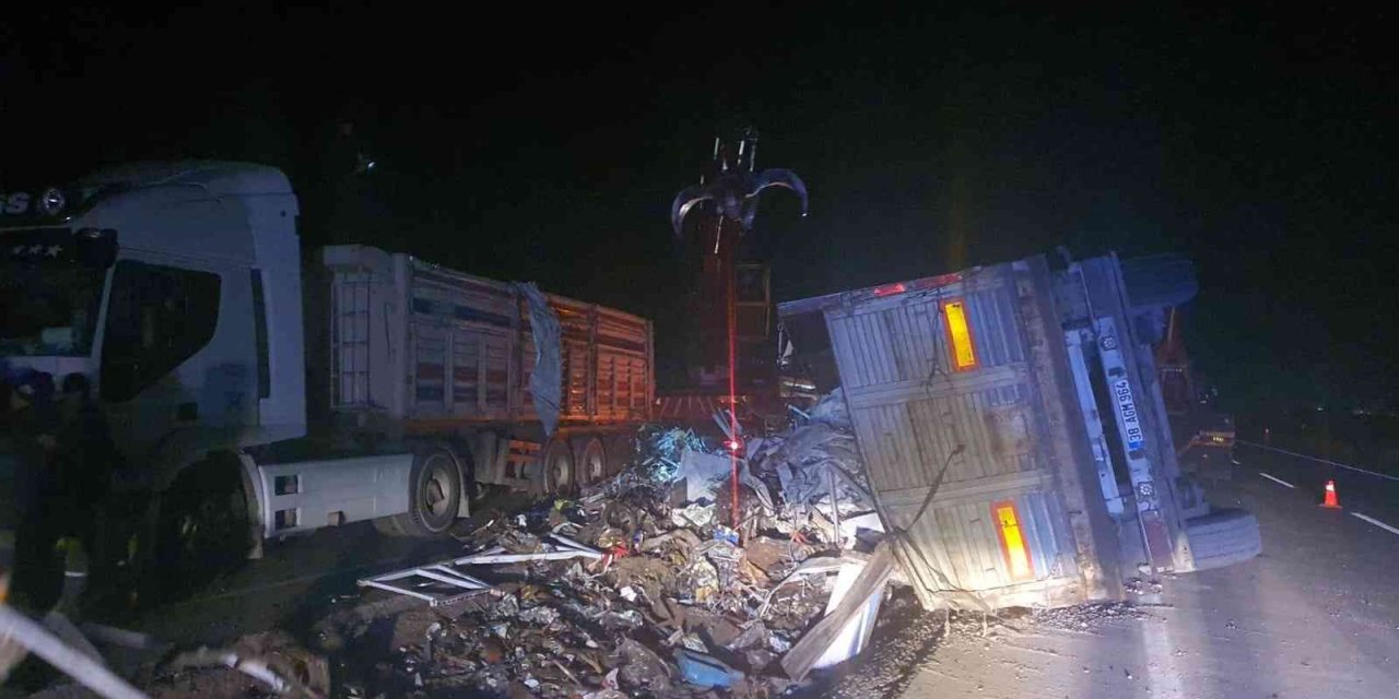 Kontrolden çıkan hurda yüklü tır devrildi