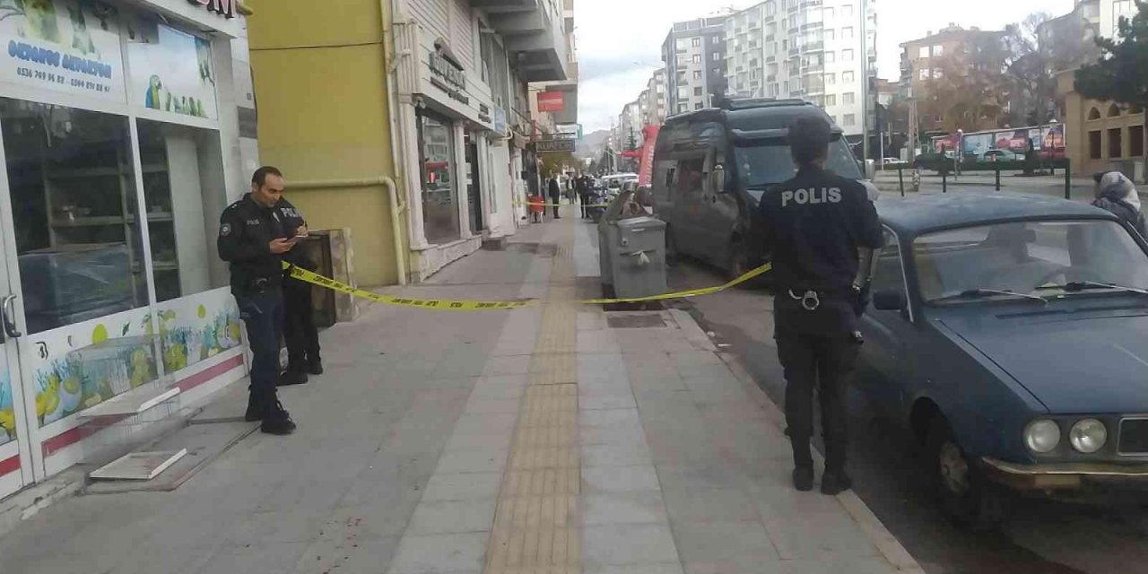 Tartıştığı kişiyi sokak ortasında silahla vurdu