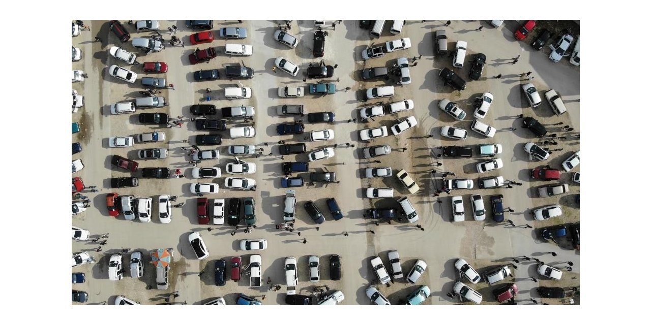 Fiyatlar düştü ancak vatandaşlar bayilerde otomobil bulamıyor