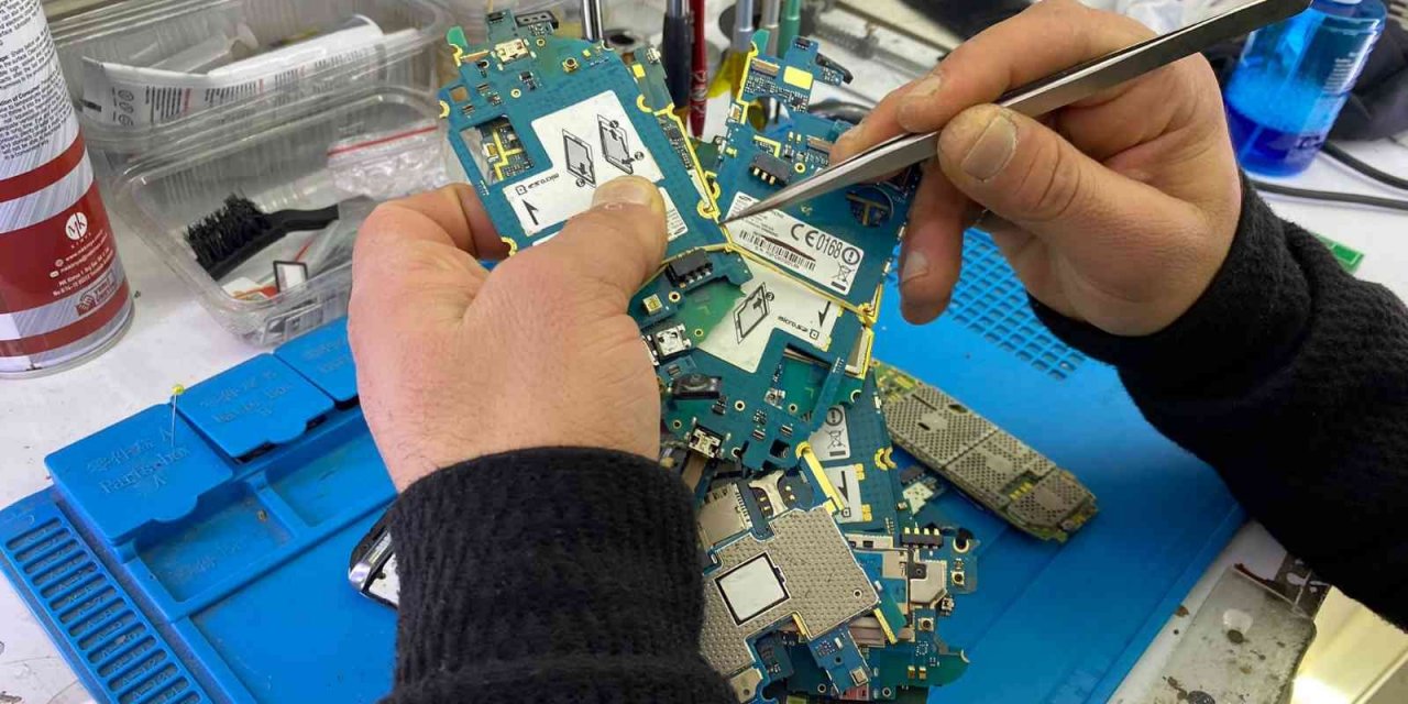 Hurda cihazların içinde altın arıyor