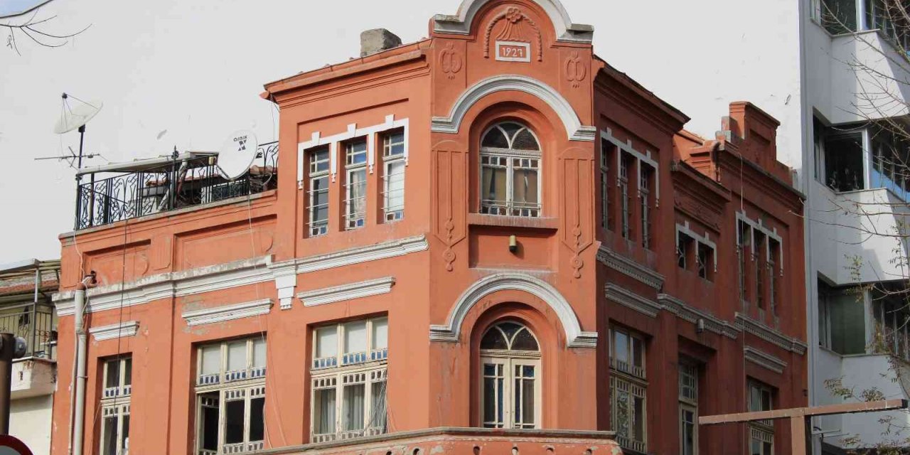 Asırlık bina Hamamyolu’nun tarihine şahitlik etmeye devam ediyor