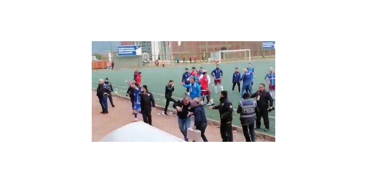 Bursa’da amatör maçta bir polis ile bir futbolcu yaralandı