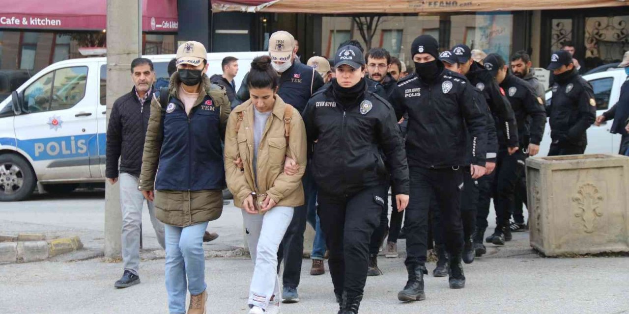 Terör örgütü propagandası zanlıları adliyeye sevk edildi